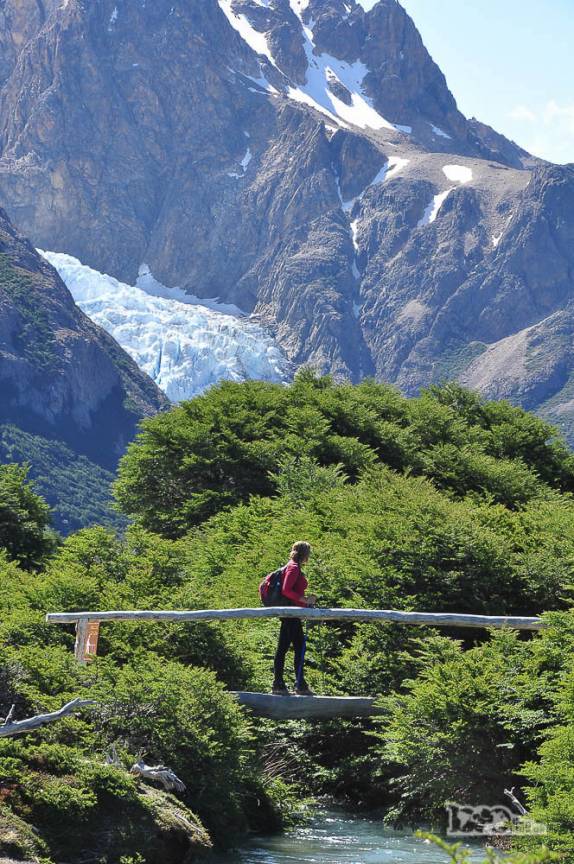 Cruzando riacho e quase chegando a Poincerot, local de camping da trilha da Laguna de Los Tres, no parque Los Glaciares, região de El Chaltén, no sul da patagonia argentina